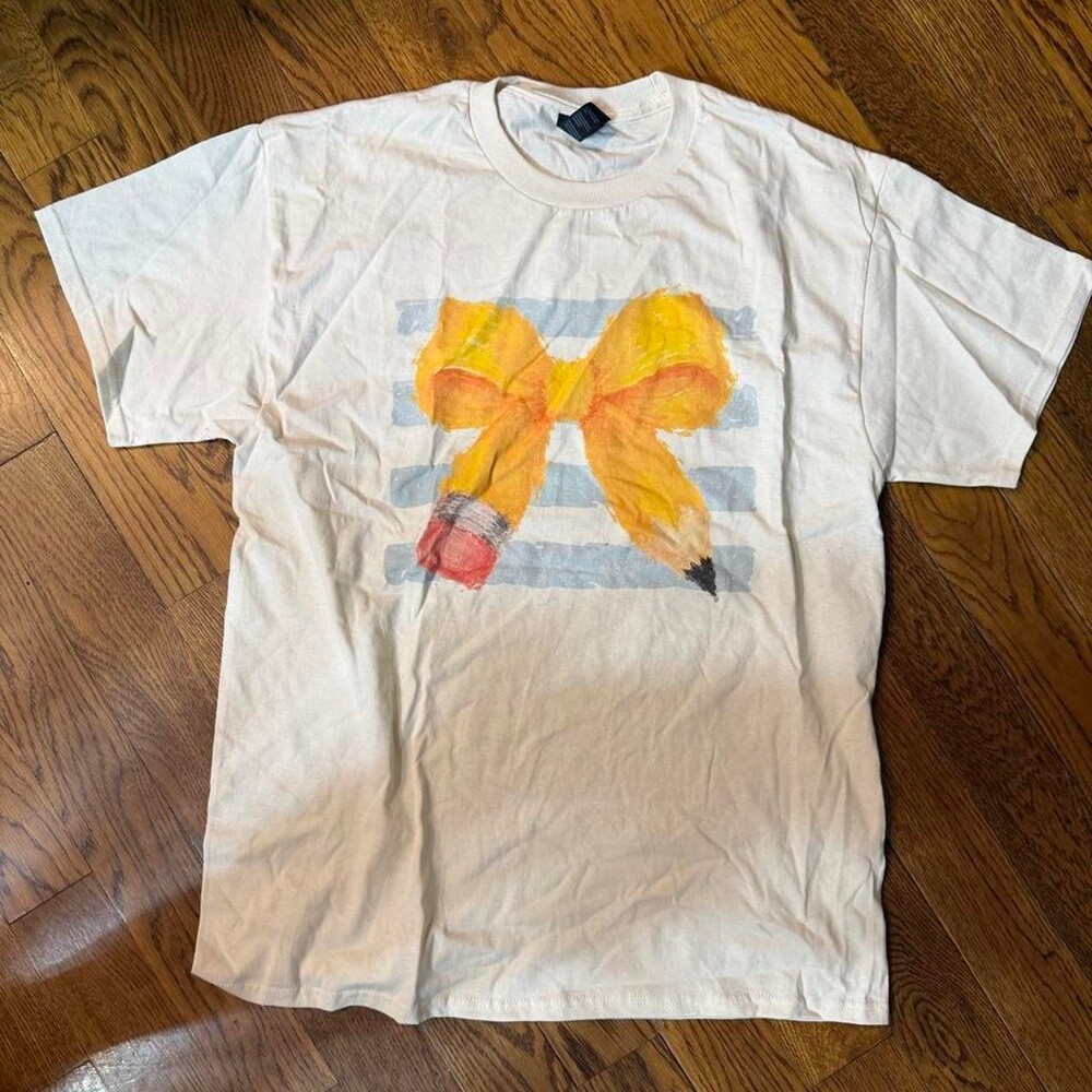 Golden women’s 90s white graphic tee with yellow bow Size L #graphictee #teacher